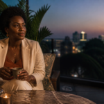 Femme entrepreneure leader à Kinshasa lors d'une session de réseautage professionnel en terrasse.