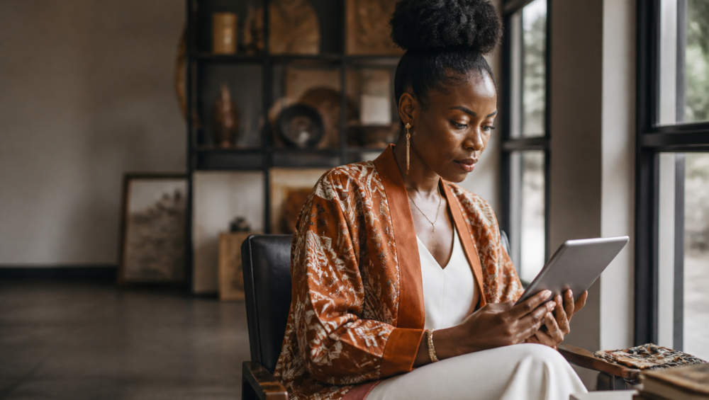 Entrepreneure congolaise travaillant sur son pitch deck dans un bureau élégant à Kinshasa