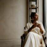 Entrepreneure africaine dans un studio de bien-être moderne à Kinshasa, illustrant le wellness business en Afrique.