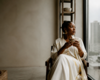 Entrepreneure africaine dans un studio de bien-être moderne à Kinshasa, illustrant le wellness business en Afrique.