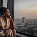 Portrait éditorial d'une femme entrepreneure RDC influente dans son bureau à Kinshasa.