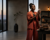 Entrepreneure africaine travaillant sur le branding food Afrique de ses produits de terroir.