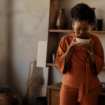 Entrepreneure africaine examinant des plantes pour son business d'infusion et tisane premium