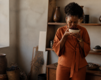 Entrepreneure africaine examinant des plantes pour son business d'infusion et tisane premium