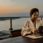 Une entrepreneure congolaise utilisant une tablette pour sa stratégie croissance PME Congo à Kinshasa.