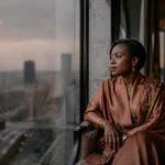 Femme leader africaine en réflexion, illustrant l'importance d'un réseau femmes entrepreneures Afrique premium.