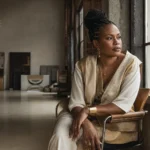 Femme entrepreneure à Kinshasa incarnant le leadership féminin en RDC dans un cadre premium.