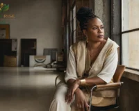 Femme entrepreneure à Kinshasa incarnant le leadership féminin en RDC dans un cadre premium.