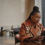 Entrepreneure de la diaspora à Bruxelles travaillant sur sa stratégie de logistique durable pour l'importation.